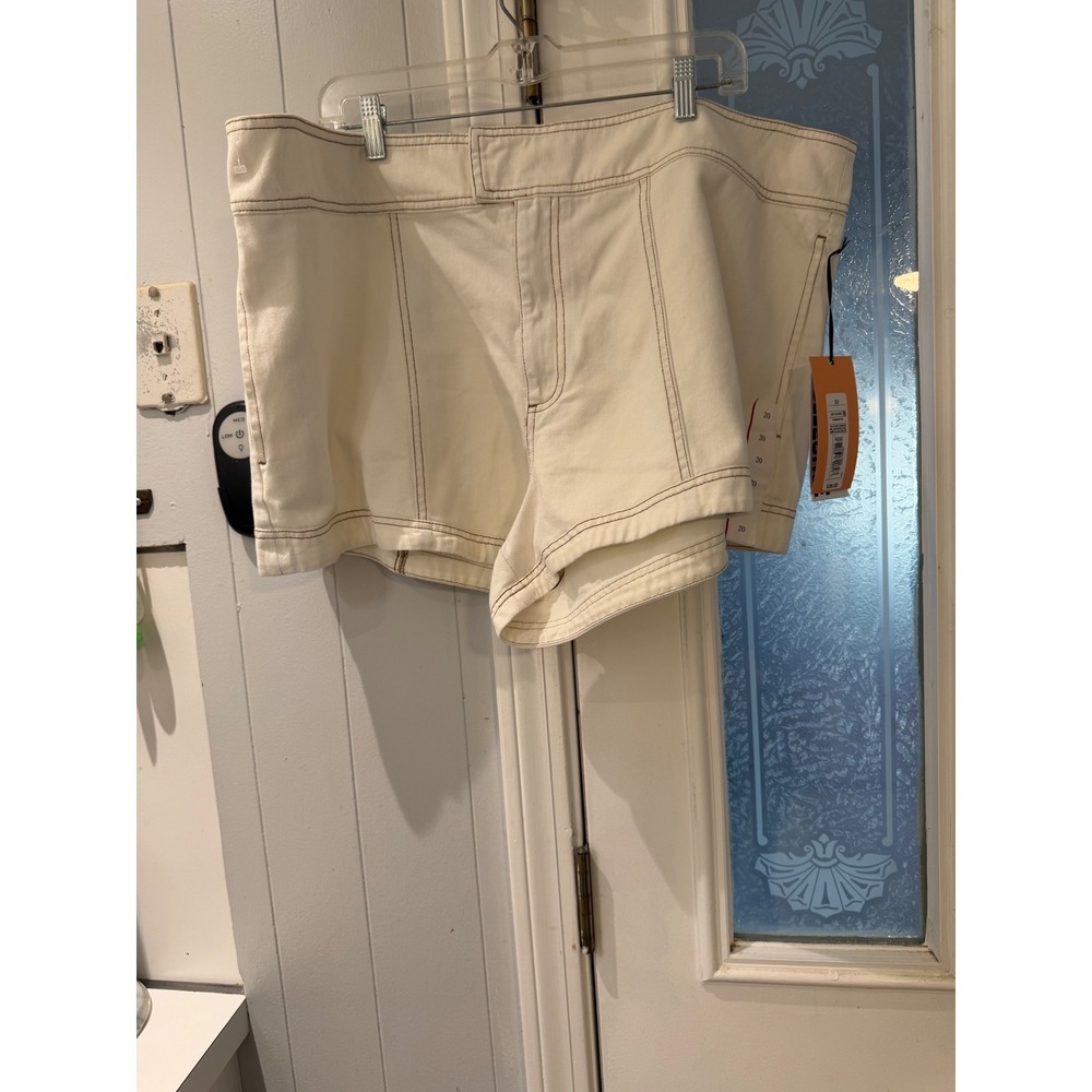 Future Collective Jenny K Lopez Cream Denim Shorts Contrast Stitch Size 20 NWT